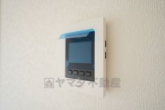 防犯はもちろん、セールスマン対策にもなるモニター付きインターホンです。 来訪者の顔が見えるので安心ですね＾＾