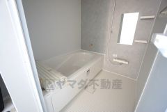 1日の疲れを癒すくつろぎのバスルーム。足を伸ばしてもゆったりと入れるサイズです。お子様と一緒にお風呂に入っても狭くないですね＾＾