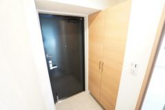 壁一面に設けた大容量のシューズクローゼットは実用性と機能性を兼ね備えています。急な来客でも、いつも整頓された玄関でお出迎えができます。