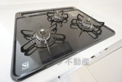 3種類の料理が同時に調理できる、3口ガスコンロ。忙しい夕食の支度時間が短縮できて効率よくお料理が楽しめます。