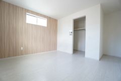 ご夫婦お二人のプライベートシーンを演出する7.7帖の寝室は、大容量のウォークインクローゼット付き。明るい陽射しが差し込みます。
