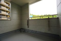 幅広のインナーバルコニーは多少の雨でも洗濯物を守ってくれ、家事を助けてくれること間違いなし。眩しすぎる日差しも和らげます。 