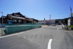 前面道路は東側約6ｍ、北西側約6.9の公道に面しています。 道路幅が広いので駐車もラクラクできそうですね＾＾ 