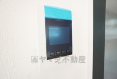 防犯はもちろん、セールスマン対策にもなるモニター付きインターホンです。 来訪者の顔が見えるので安心ですね＾＾