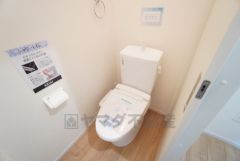 1階2階の2ヶ所にトイレがありますので、忙しい朝にも家族に気を使わず、ゆとりが生まれますね＾＾ 小窓付きで換気する時に便利です＾＾