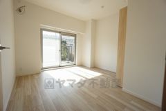 7.2帖。主寝室としてお使いいただけそうなこちらのお部屋は、日当たりが良く、爽やかな風を感じて起きる朝は、快適生活の始まりに。 