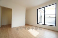 8.1帖。主寝室としてお使いいただけそうなこちらのお部屋は、日当たりが良く、爽やかな風を感じて起きる朝は、快適生活の始まりに。