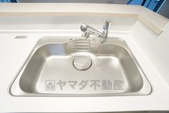 大きなお鍋も楽々洗える幅の広いシンクです＾＾ステンレスシンクなので簡単にお掃除できますよ。洗剤やスポンジもすっきりできる収納付き。