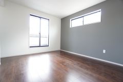 7.5帖。主寝室としてお使いいただけそうなこちらのお部屋は、日当たりが良く、爽やかな風を感じて起きる朝は、快適生活の始まりに。