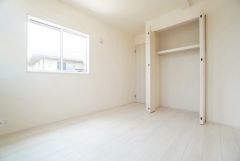 5帖洋室。暖かい日差しが差し込む洋室。たっぷり収納できるクローゼット付きでお部屋の中をすっきりと快適に保てます。