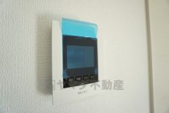 防犯はもちろん、セールスマン対策にもなるモニター付きインターホンです。