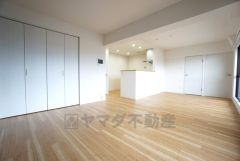 17.8帖。家族が集まる開放的なリビング。思い思いの時間を過ごしたり食事をしたり、素敵な団らんの場になりますね。