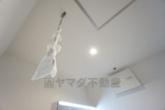 洗面脱衣所には室内物干しを設置済み。