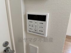 キッチン横からお湯張り、追い炊き、足し湯がボタン一つで楽々操作できる給湯機リモコンです＾＾