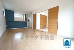 広々とした設計で、家族が集いやすく、くつろぎやすいリビングです。