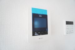防犯はもちろん、セールスマン対策にもなるモニター付きインターホンです。お子さん1人での留守番時にも活躍しそうです。