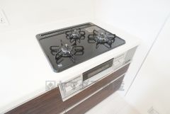3種類の料理が同時に調理できる、3口ガスコンロ。忙しい夕食の支度時間が短縮できて効率よくお料理が楽しめます