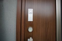 スマートキー搭載の玄関扉です＾＾お買物帰りの荷物が多い時やお子様を抱いているときなど施錠・解錠がスムーズにできるのが嬉しいポイントです＾＾