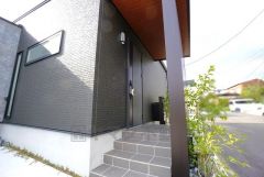 シックな雰囲気の玄関。