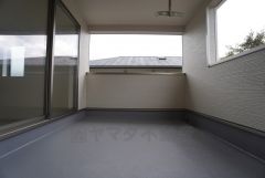 南面バルコニー＾＾幅広のインナーバルコニーは多少の雨でも洗濯物を守ってくれ、家事を助けてくれること間違いなし。眩しすぎる日差しも和らげます。