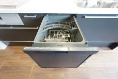 炊事時間を大幅に短縮できる食器洗浄乾燥機付き＾＾食器を洗う手間が減るので家族とのコミュニケーションの時間や自分の時間が増えますね。