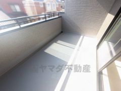 広々としたバルコニー。 天気のいい日にはお布団もまとめて干せそうですね＾＾