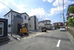 前面道路は北東側、約6ｍの公道に面しています。