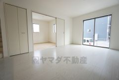 大きな掃き出し窓のあるリビングは、陽光あふれる明るい空間です。ゆったりと寛げる憩いの場となりそうです。