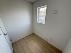 2階に居室から独立したテレワークルーム付き。納戸としてもお使いいただけます。