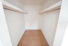 寝室にはハンガーパイプ付きのウォークインクローゼットが設けられています。たっぷり収納できるので衣替えの心配もいりませんね＾＾