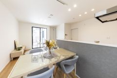 大きな掃き出し窓のあるリビングは、陽光あふれる明るい空間です。ゆったりと寛げる憩いの場となりそうです。