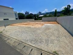 車が停めやすい環境です。カースペース2台付き。日当たり、風通し良好です＾＾