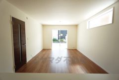 大きな掃き出し窓のあるリビングは、陽光あふれる明るい空間です。ゆったりと寛げる憩いの場となりそうです。