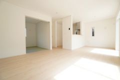 家族が集まる開放的なリビング。思い思いの時間を過ごしたり食事をしたり、素敵な団らんの場になりますね。 
