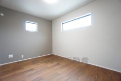 主寝室としてお使いいただけそうなこちらのお部屋は、日当たりが良く、爽やかな風を感じて起きる朝は、快適生活の始まりに。