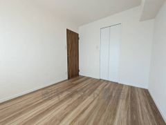 5.5帖。住む人のこだわりを活かす洋室＾＾ウォークインクローゼットもあり荷物もすっきり片付けられ、ゆとりのある暮らしが出来ます＾＾ 