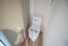 清潔感のある使い勝手の良いトイレで、毎日気持ちよくお使いいただけます。温水洗浄便座付きで、季節を問わず快適にご利用いただけます＾＾