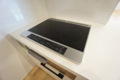 お手入れのしやすいIHクッキングヒーターです。3口コンロなので、効率よくお料理が楽しめます。毎日のお料理も楽しくなりますね＾＾