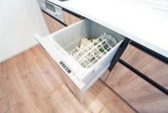 食事の後の手間を解消する食器洗い乾燥機付。冬場の洗い物で手荒れの悩みもなくなります。手洗いよりも節約できて便利。