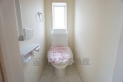1階2階の2ヶ所にトイレがありますので、忙しい朝にも家族に気を使わず、ゆとりが生まれますね＾＾ 小窓付きで換気する時に便利です＾＾