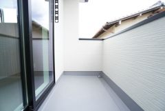 陽当たりの良いバルコニーです。お洗濯やお布団干しはもちろん、日光浴スペースにも。足元は防水工事施工済です。