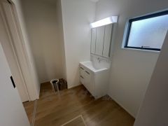 三面鏡裏収納付き洗面化粧台です＾＾ 歯磨きセットやスキンケア用品などの収納に便利ですね。
