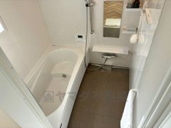 1日の疲れを癒すくつろぎのバスルーム。足を伸ばしてもゆったりと入れるサイズです。お子様と一緒にお風呂に入っても狭くないですね＾＾