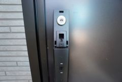 かざすだけで開閉できる、タッチキー採用の玄関。お買い物帰りで、両手がふさがってきても簡単に中に入れます＾＾