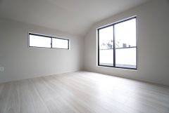 9帖。主寝室としてお使いいただけそうなこちらのお部屋は、日当たりが良く、爽やかな風を感じて起きる朝は、快適生活の始まりに。