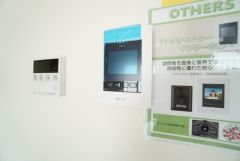 防犯はもちろん、セールスマン対策にもなるモニター付きインターホンです。 来訪者の顔が見えるので安心ですね＾＾