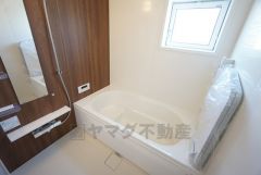 1日の疲れを癒すくつろぎのバスルーム。足を伸ばしてもゆったりと入れるサイズです。お子様と一緒にお風呂に入っても狭くないですね＾＾