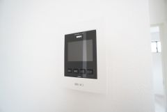 防犯はもちろん、セールスマン対策にもなるモニター付きインターホンです。お子さん1人での留守番時にも活躍しそうです。