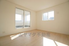 7.5帖。主寝室としてお使いいただけそうなこちらのお部屋は、日当たりが良く、爽やかな風を感じて起きる朝は、快適生活の始まりに。