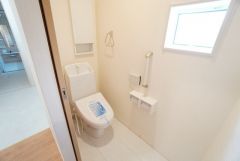 温水洗浄機付トイレです。節水機能もあるので、安心して使えますね。もちろん、1階2階の2ヶ所にトイレがあるので、忙しい朝にもゆとりができますね。